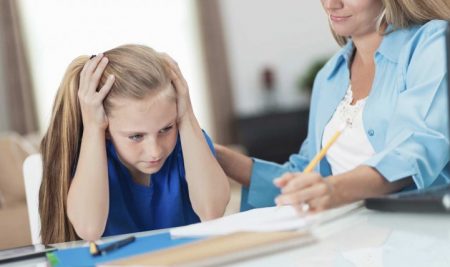 4 τρόποι για να αναλάβουν τα παιδιά την ευθύνη των σχολικών εργασιών στο σπίτι